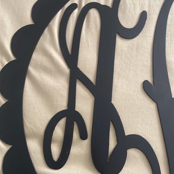 20” Round Monogramed Crest - Initials ACR - Picture 2 of 7